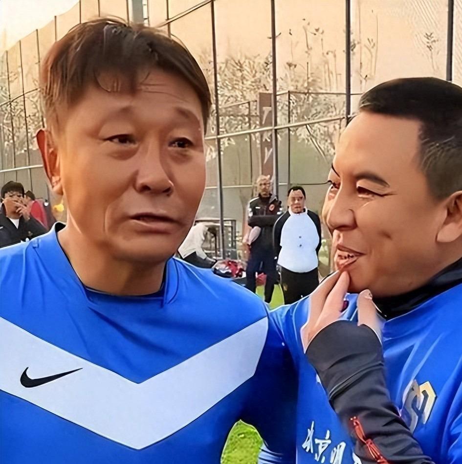 九游网络-前国脚高峰现状：54岁很显老，妻子也是运动员，二儿子和继父更亲