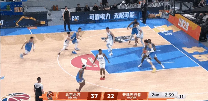 九游中心-周琦篮下稳扎稳打，突然背转身扛着对手上篮打进
